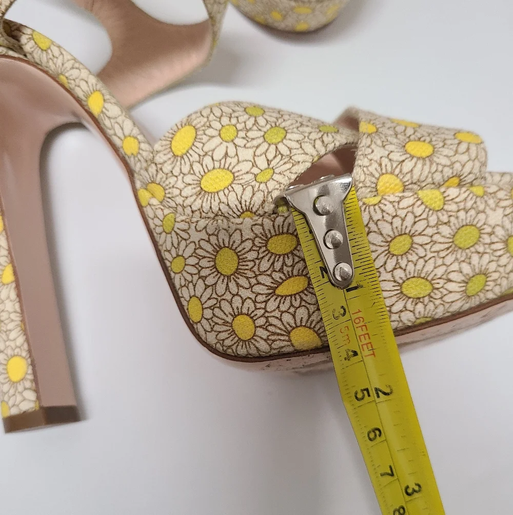 Red Valentino Floral Platform Sandals Yellow Daisy Sz 37 MSRP $450 CoquetteGirl